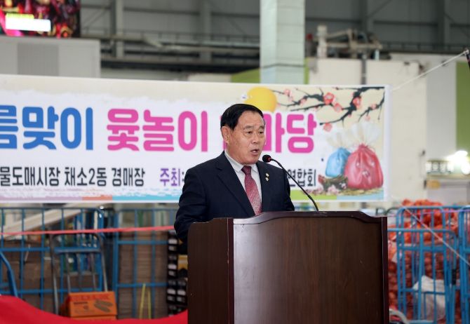 이재식 수원특례시의회 의장이 수원농수산물도매시장 정월대보름 행사에서 인사말을 하고 있다.