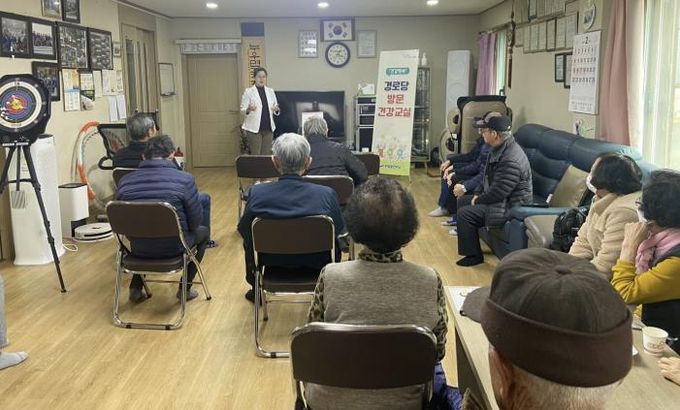 안산동 소재 경로당에서 '찾아가는 건강백세 경로당 방문건강교실'이 진행되고 있다.