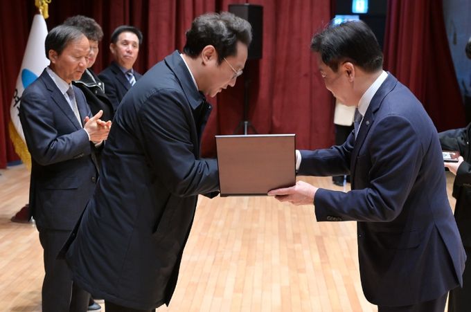 납세자의 날 우수납세자 인증패 수여