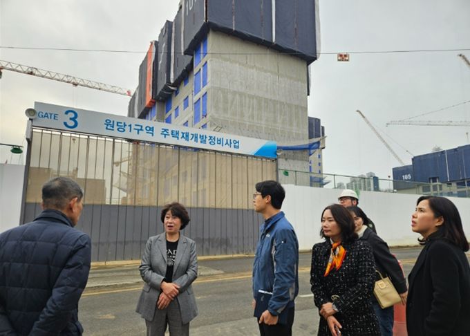 이현숙 고양교육지원청 교육장이 원당1구역 주택재개발조합 관계자와 함께 인근 통학로를 순회하며 공사현장을 점검하고 있다.