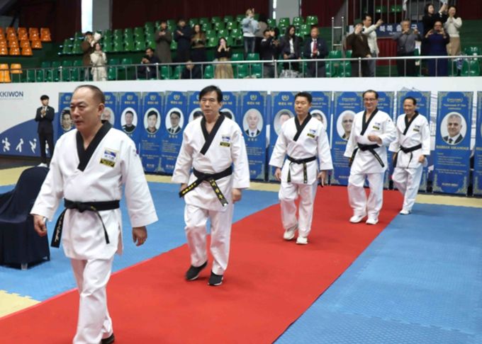 지난 3월 13일 오전 10시 국기원 중앙수련장에서 열린 ‘2025년도 9단 수여식’에서 태권도 최고의 경지에 오른 9단 승단자들이 입장하는 모습.