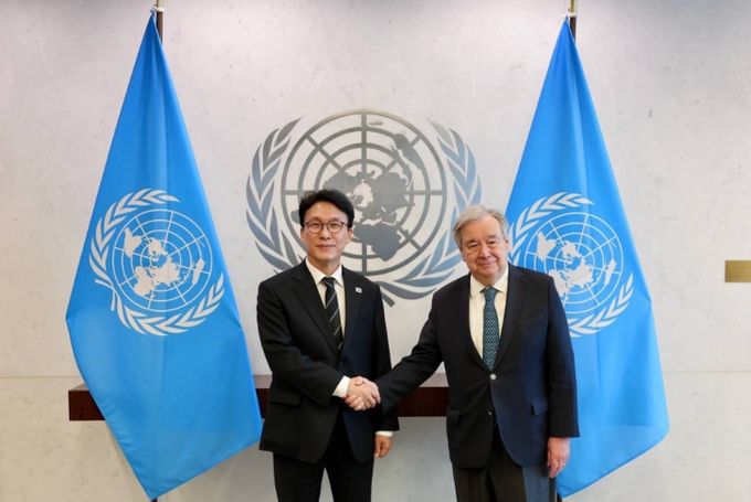 미국을 방문 중인 김민석 국무총리가 16일(현지시간) 미 뉴욕 UN본부에서 안토니우 구테레쉬 UN 사무총장과 면담을 하고 있다.