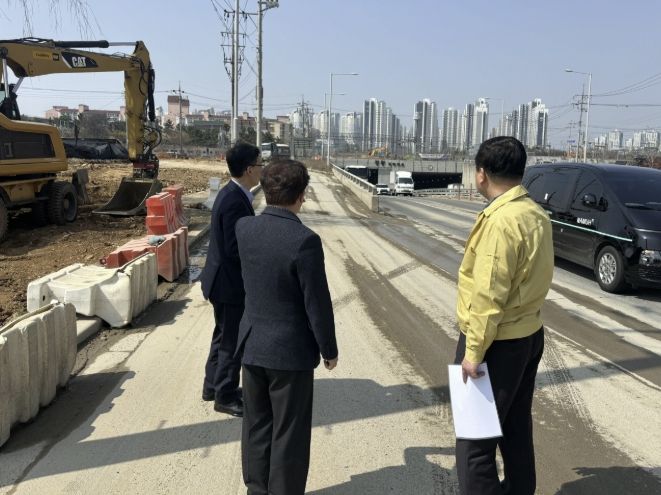 25일 박승삼 시흥시 부시장이 자연재난에 선제적으로 대응하기 위해 정왕지하차도를 점검하고 있다