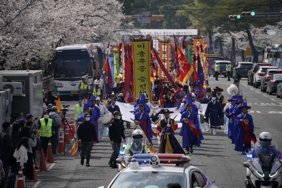 제64회 진해군항제, 이충무공 승전행차로 축제의 막을 올리다
