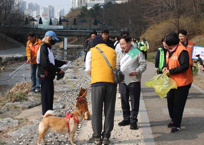 남양주시, 시민과 함께하는 호만천 환경정화·펫티켓 캠페인 전개