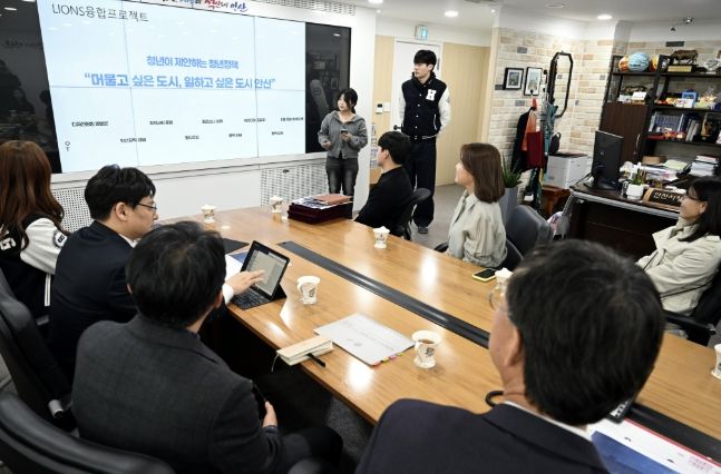 이민근 안산시장이 26일 안산시청에서 열린 '한양대학교 ERICA 대학생 안산시 정책개발 교과과정(청년대로) 발표회'에서 학생들의 발표를 듣고 있다.