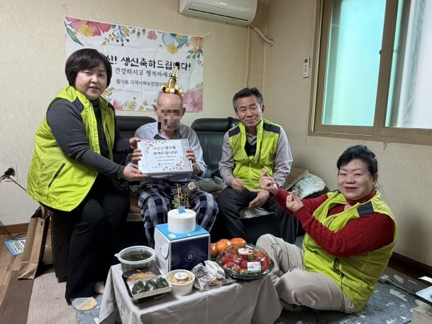 용이동 지역사회보장협의체, 저소득 홀몸 어르신 위한 생신 축하 방문사업 추진