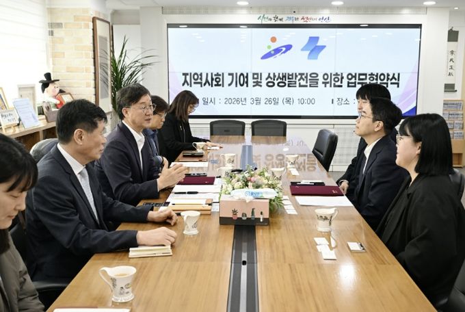 이민근 안산시장(왼쪽 세번째)이 26일 안산시청에서 (주)쏘카 관계자와 '지역사회 기여 및 상생발전 업무협약'을 진행하고 있다.