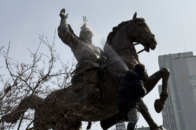 수원시 장안구, ‘우리공원 새빛 새단장’ 새봄맞이 동상 세척 실시