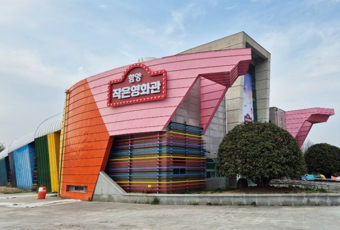 함양군 작은영화관이 개관 한 달여 만에 누적 관람객 1만 명을 돌파하며 지역의 일상 속 대표 문화공간으로 빠르게 자리 잡고 있다.