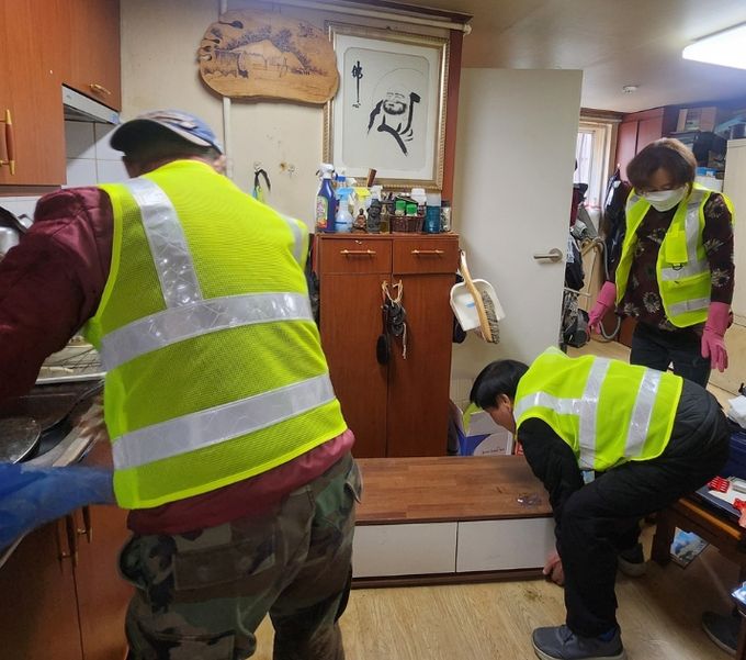 의정부시 송산2동, 우리나눔봉사회와 함께 위기가구 주거환경 새단장