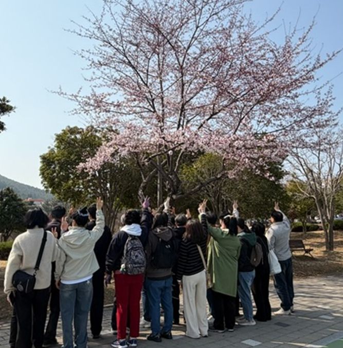 여수시 정신건강복지센터가 3월 성산공원에서 봄나들이 프로그램을 운영하며 참여자들의 정서적 안정과 사회적 교류 증진을 지원했다.