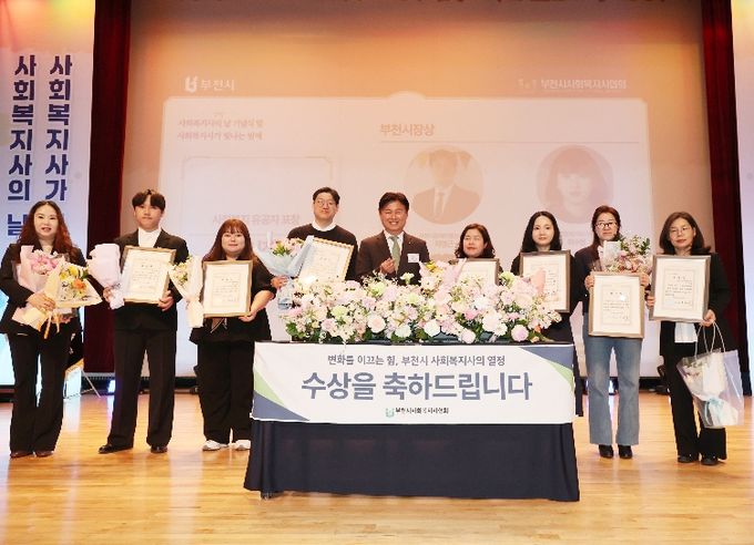 유공자 표창 수상자들이 기념 촬영을 하고 있다.