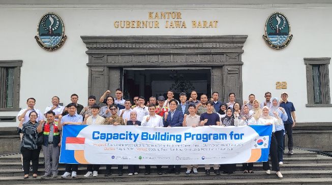 인도네시아 서자바주 청사에서 역량강화 교육 참가자들이 단체 사진을 촬영하고 있다.